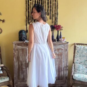 Vestido midi branco com bordado floral – Richards – tam 38