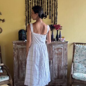 Vestido midi branco com bordados laise – tam P
