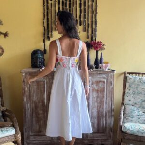 Vestido branco com corpete floral bordado – tam P
