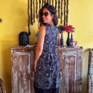 Vestido midi preto floral com decote transpassado – Emili – tam 42