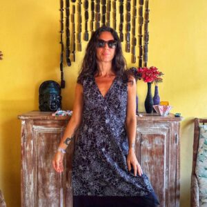 Vestido midi preto floral com decote transpassado – Emili – tam 42