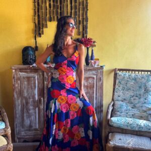 Vestido longo azul com estampa floral vibrante – Zarah – tam P