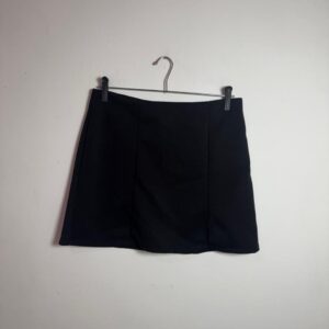 Saia curta preta com recortes estruturados – tam M