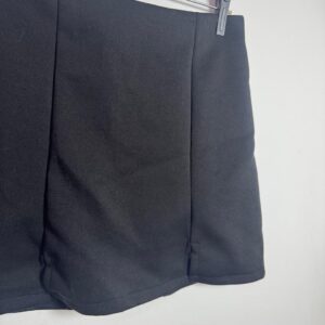 Saia curta preta com recortes estruturados – tam M