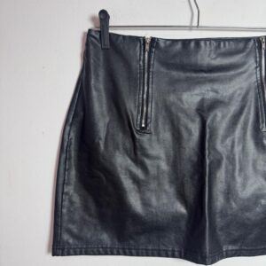 Saia Curta em Material Sintético com Zíperes Frontais – Shein – tam 40