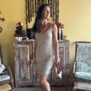 Título: Vestido Curto em Tricô Mesclado Bege Descrição: Vestido de trama canelada com fios em tons de areia e dourado que apresenta decote arredondado e alças médias com acabamento rústico. A peça possui silhueta ajustada ao corpo e comprimento acima dos joelhos, sendo uma escolha excelente para composições descontraídas em fins de tarde na praia.