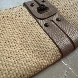 Bolsa clutch artesanal em palha e couro