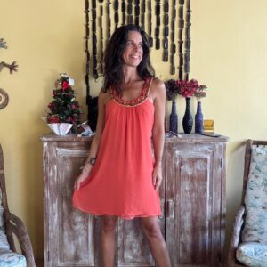 Título: Vestido Coral com Pedraria e Amarração Posterior Descrição: Vestido de crepe em tom vibrante com decote arredondado ornamentado por bordados coloridos e brilhos. O design apresenta costas abertas com faixas largas para laço, proporcionando um movimento fluido para jantares ao ar livre ou celebrações em climas quentes. laranja