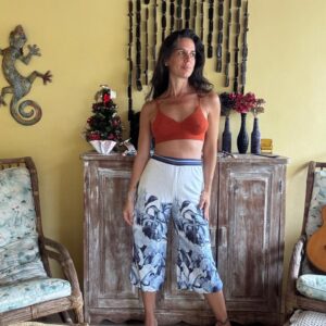 Calça pantacourt off-white com estampa botânica azul – Deep – tam 40