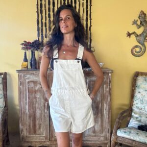 Jardineira curta em sarja off-white com bolsos – Pool – tam P