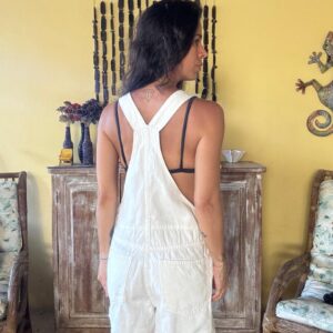 Jardineira curta em sarja off-white com bolsos – Pool – tam P