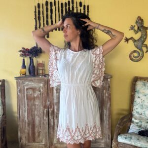 Vestido curto branco com bordados richelieu terracota – Batô Batô – tam P