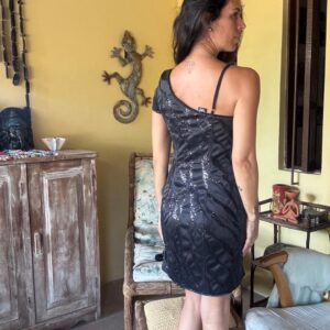 Vestido curto preto acetinado com paetês e recortes – Planet Girl – tam M