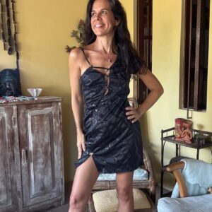 Vestido curto preto acetinado com paetês e recortes – Planet Girl – tam M