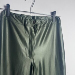 Calça verde Acetinada com bolsos – tam G