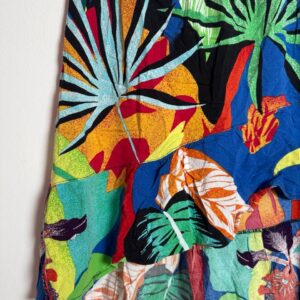Saia Midi Evasê com Estampa Tropical Multicolorida – tam P