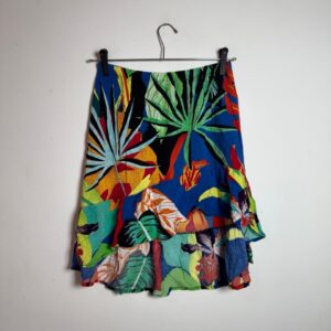 Saia Midi Evasê com Estampa Tropical Multicolorida – tam P
