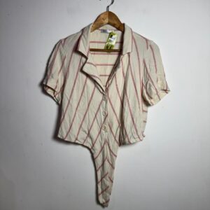 Blusa Cropped Listrada Off-White com Amarração Frontal – Raio – tam M