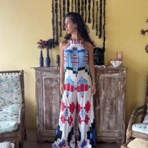 Título: Macacão Pantalona Estampa Geométrica Colorida Descrição: Macacão de modelagem ampla com decote frente única e detalhes bordados nas alças. Esta peça vibrante é ideal para eventos ao ar livre ou ocasiões que pedem um visual marcante e confortável.