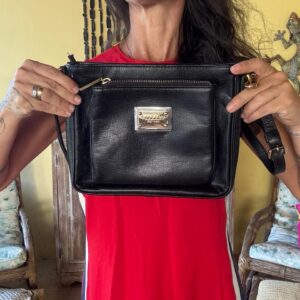 Bolsa Tiracolo Preta com Textura – Corello