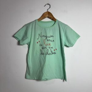 Camiseta verde com frase inspiradora – tam P