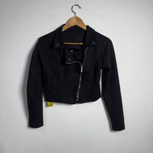Jaqueta biker cropped preta atemporal – tam M