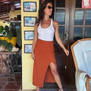 Saia midi terracota com fenda estilo plissada - The Finds - tam M