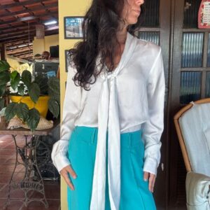 Camisa Branca Satinada com Laço e Manga Comprida – Ivy – tam G
