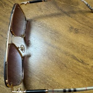 Óculos Escuros de Sol Quadrado com Detalhes Clássicos – Burberry – *original*