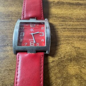 Relógio Analógico Quadrado Vermelho Vibrante – Calvin Klein