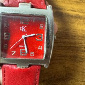 Relógio Analógico Quadrado Vermelho Vibrante – Calvin Klein