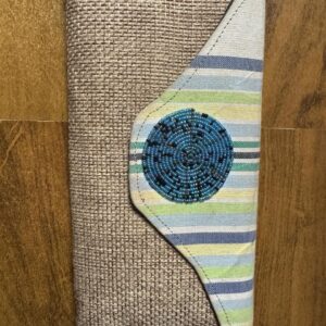 Bolsa de Mão Envelope Rústica com Detalhe de Miçangas