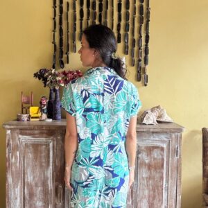 Macaquinho com Estampa Tropical Verde e Azul – By Fibra – tam G