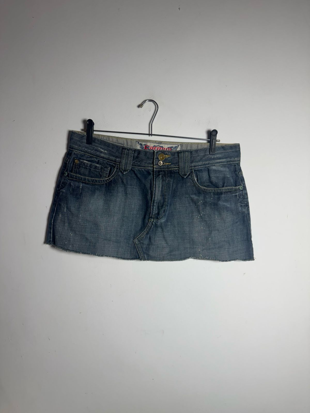 Mini Saia Jeans Desfiada com Bordado – Carmim – tam 42