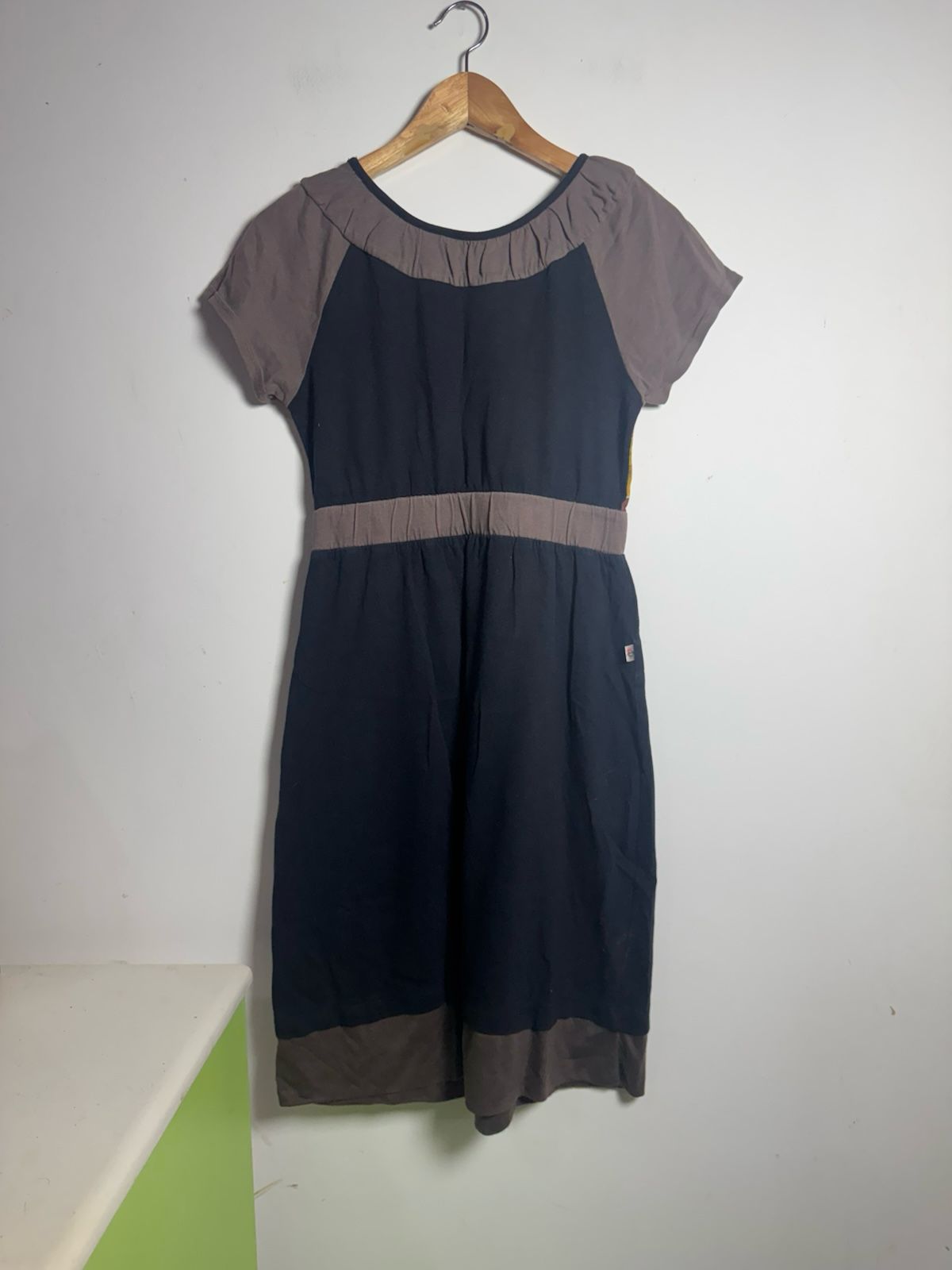 Vestido com Estampa Abstrata Colorida e Blocos de Cor – Chita – tam P - Imagem 3