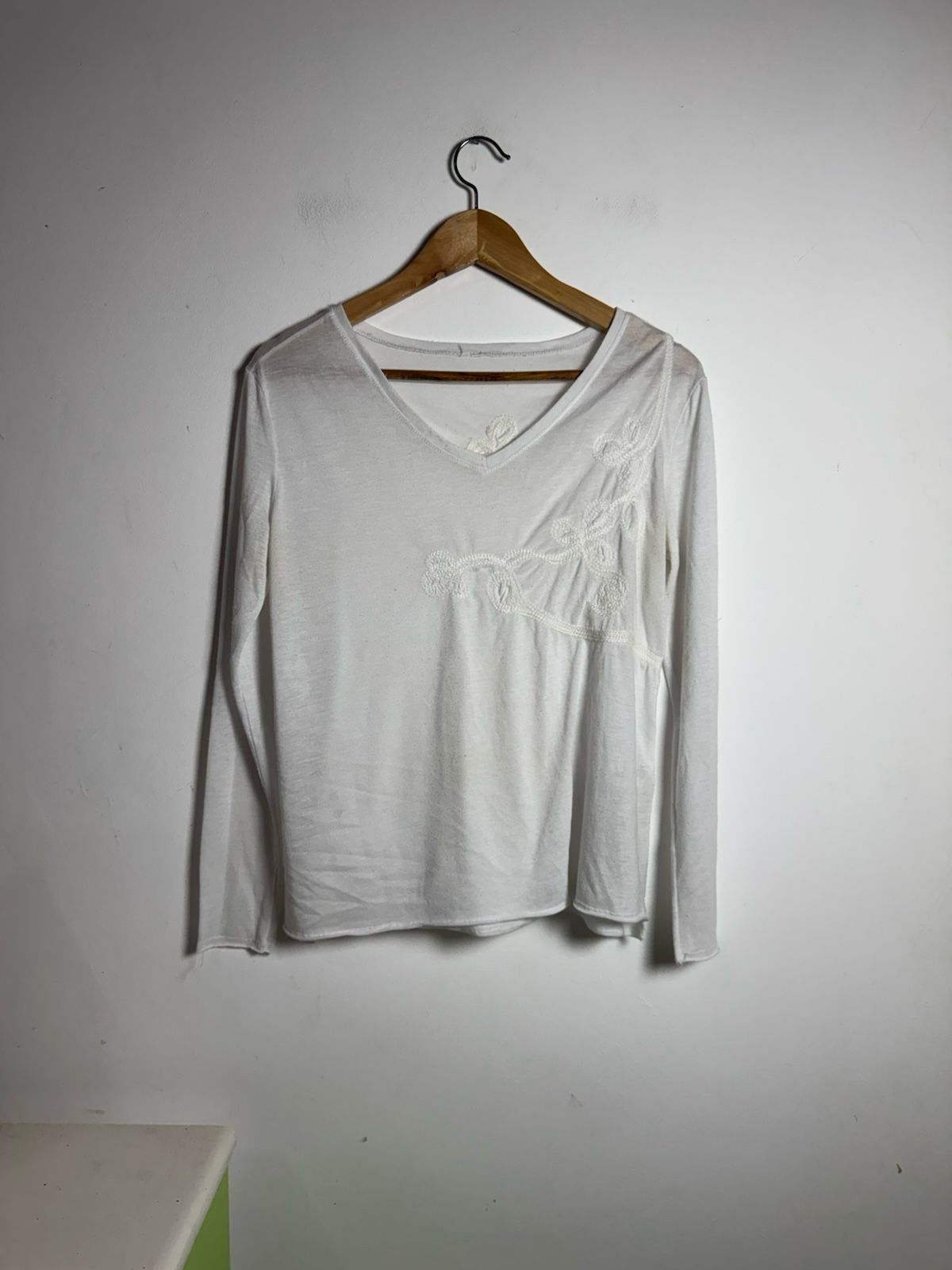 Camisa Feminina Branca Bordada Decote V Manga Longa – Tamanho G