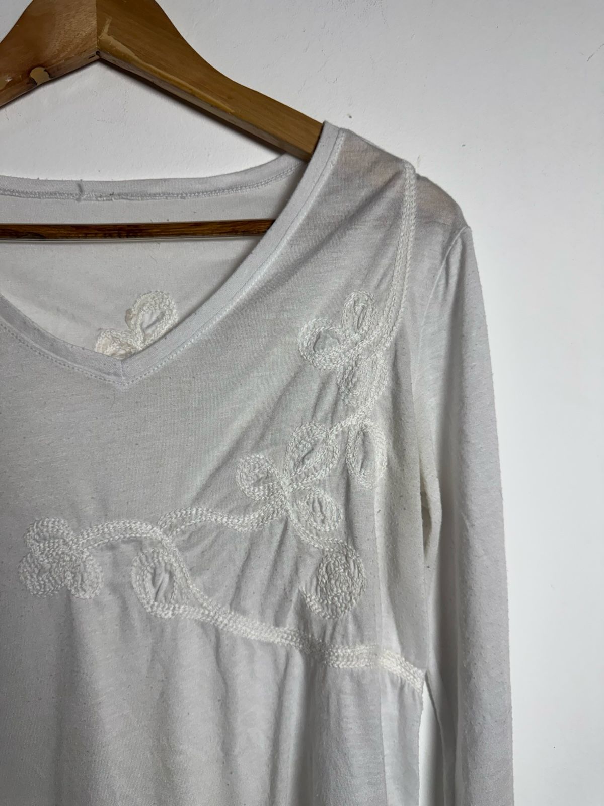 Camisa Feminina Branca Bordada Decote V Manga Longa – Tamanho G - Imagem 3