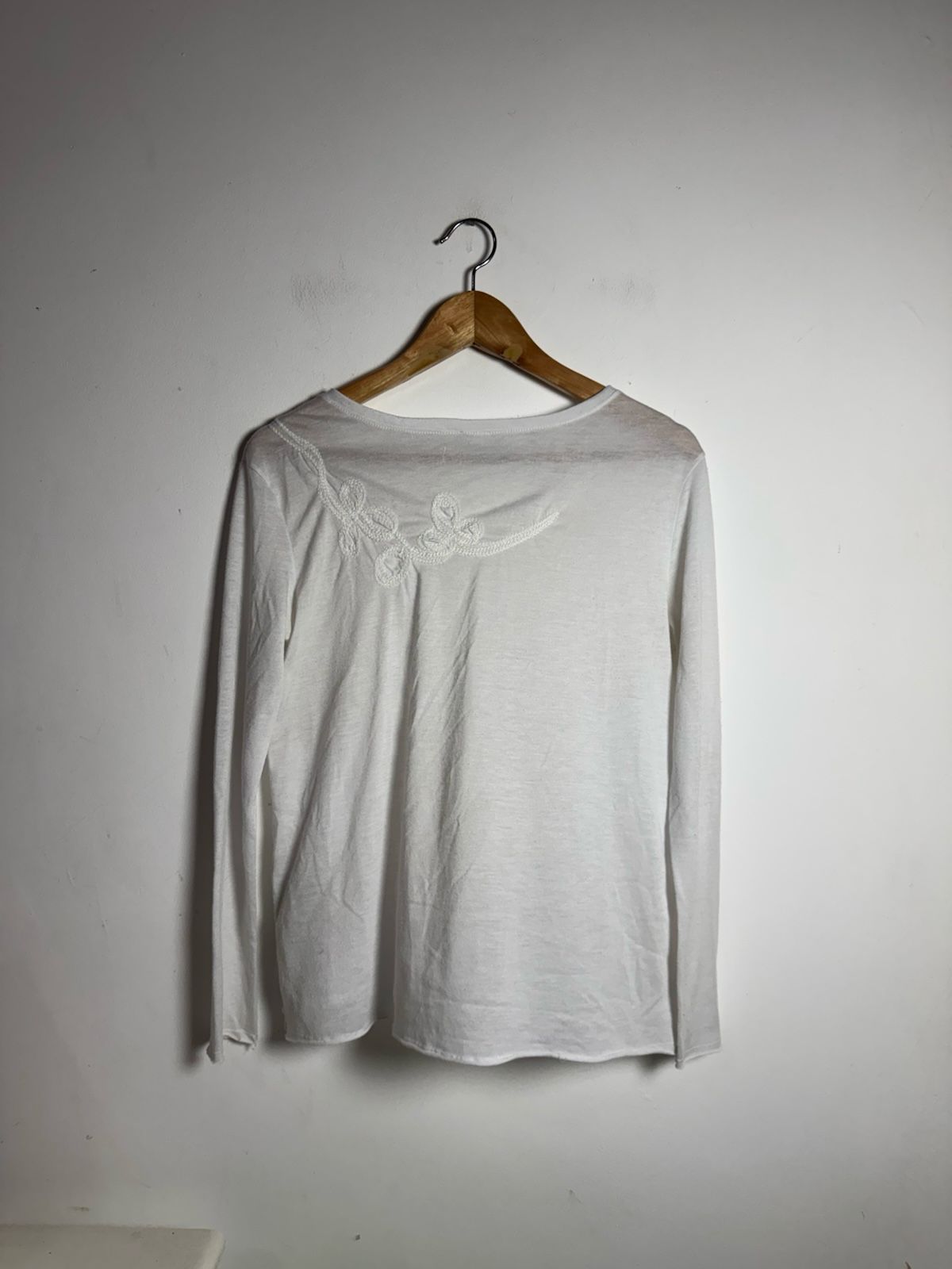 Camisa Feminina Branca Bordada Decote V Manga Longa – Tamanho G - Imagem 2