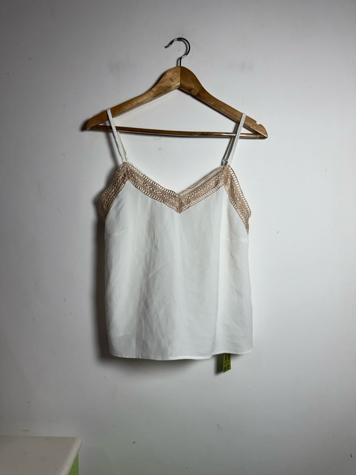 Regata Branca com Detalhe de Renda Bege – Shein – tam M