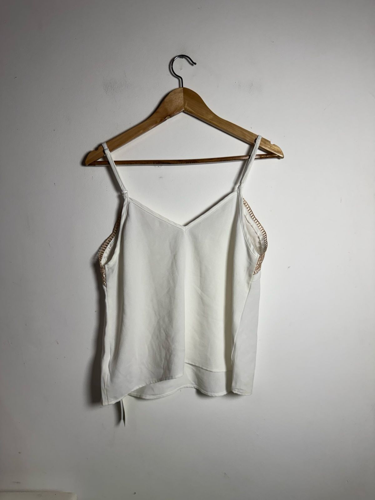 Regata Branca com Detalhe de Renda Bege – Shein – tam M - Imagem 2