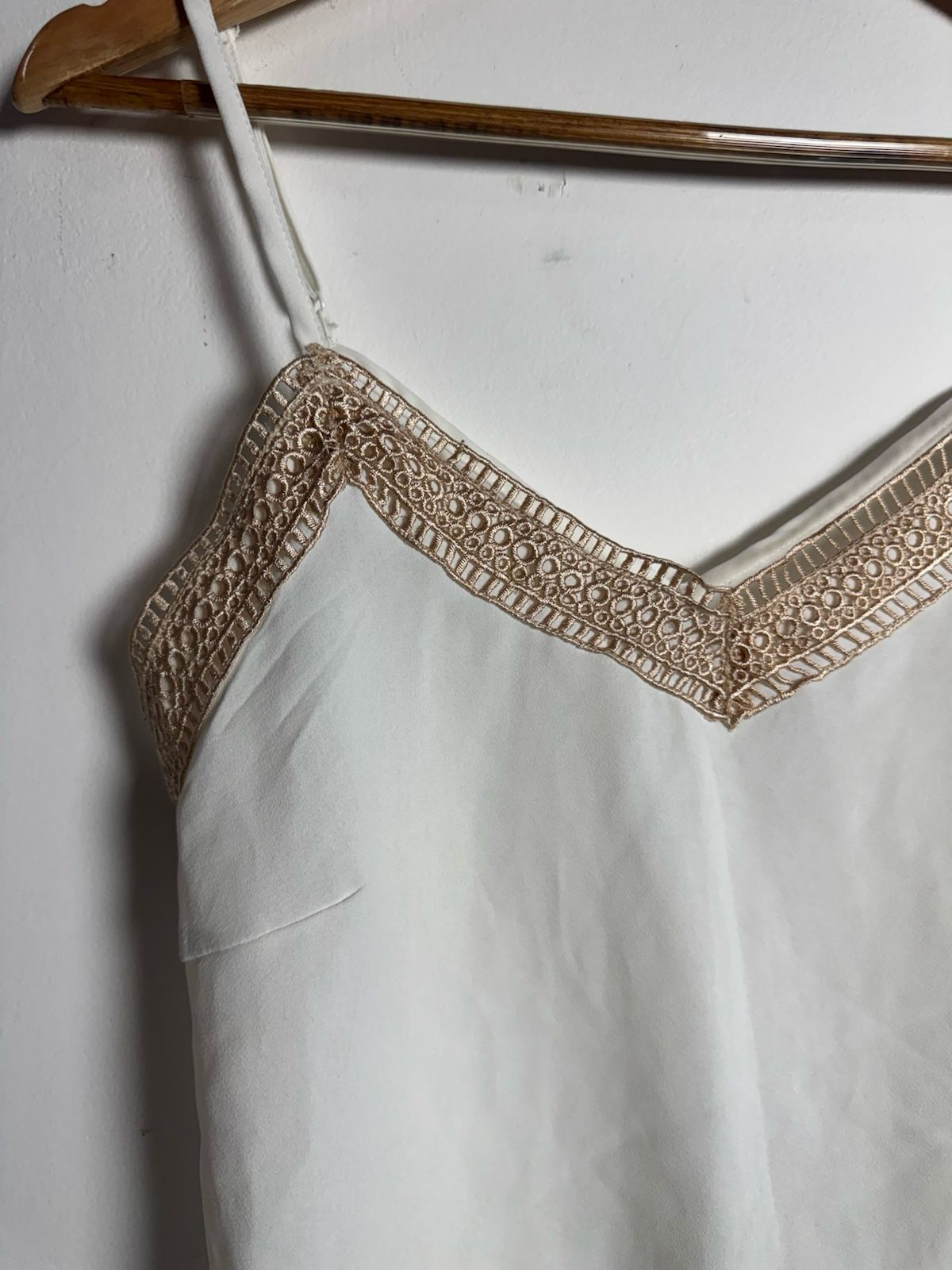 Regata Branca com Detalhe de Renda Bege – Shein – tam M - Imagem 3