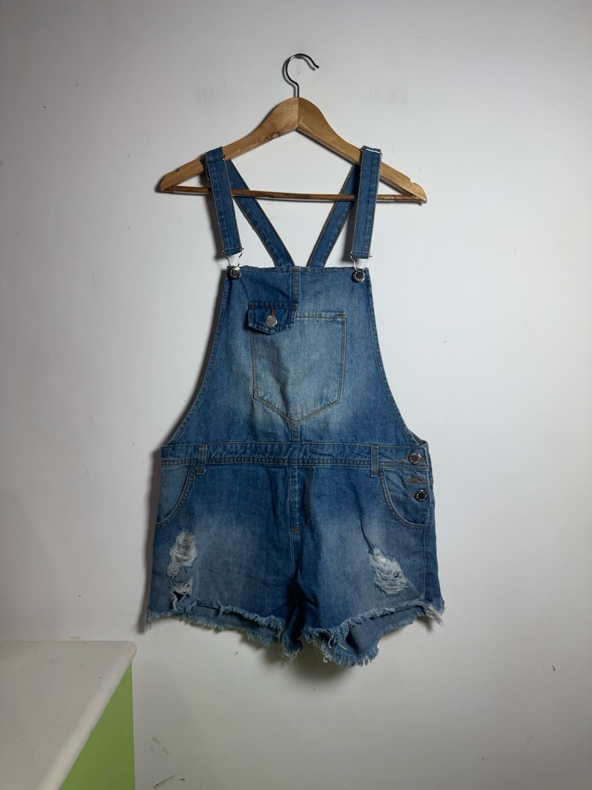 Jardineira Short Jeans Distressed – Pool – tam G