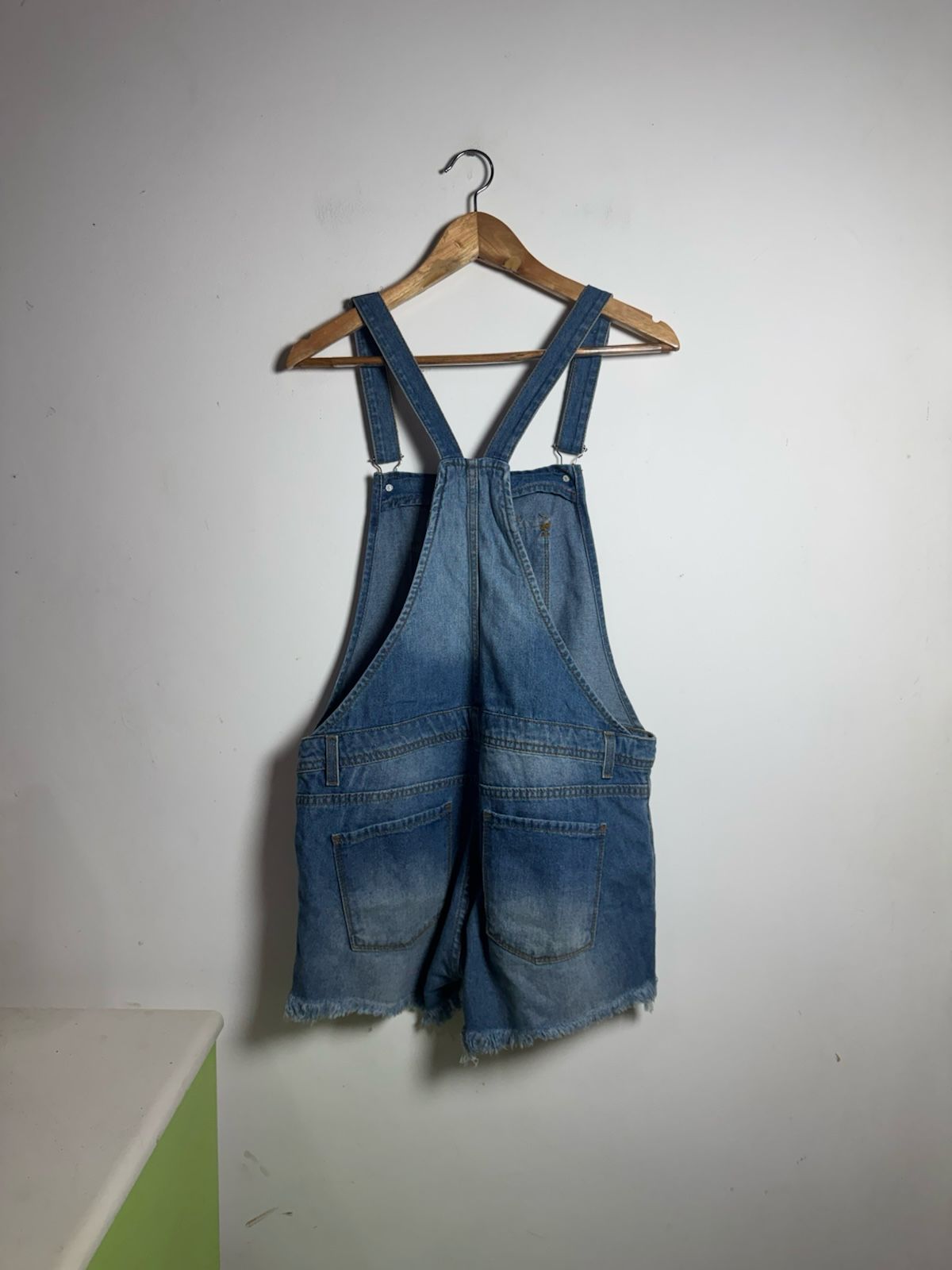 Jardineira Short Jeans Distressed – Pool – tam G - Imagem 2