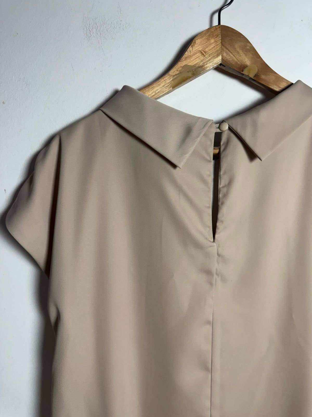 Vestido Curto Bege com Gola e Babado – ahamix – tam 42 - Imagem 2
