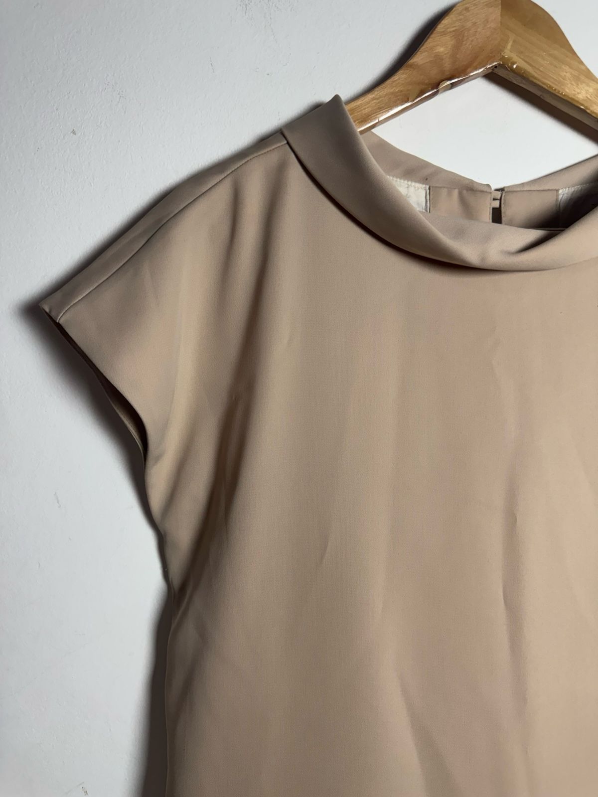 Vestido Curto Bege com Gola e Babado – ahamix – tam 42 - Imagem 4