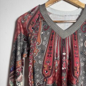Camisa / Suéter Estampado Manga Comprida com Decote V – tam P