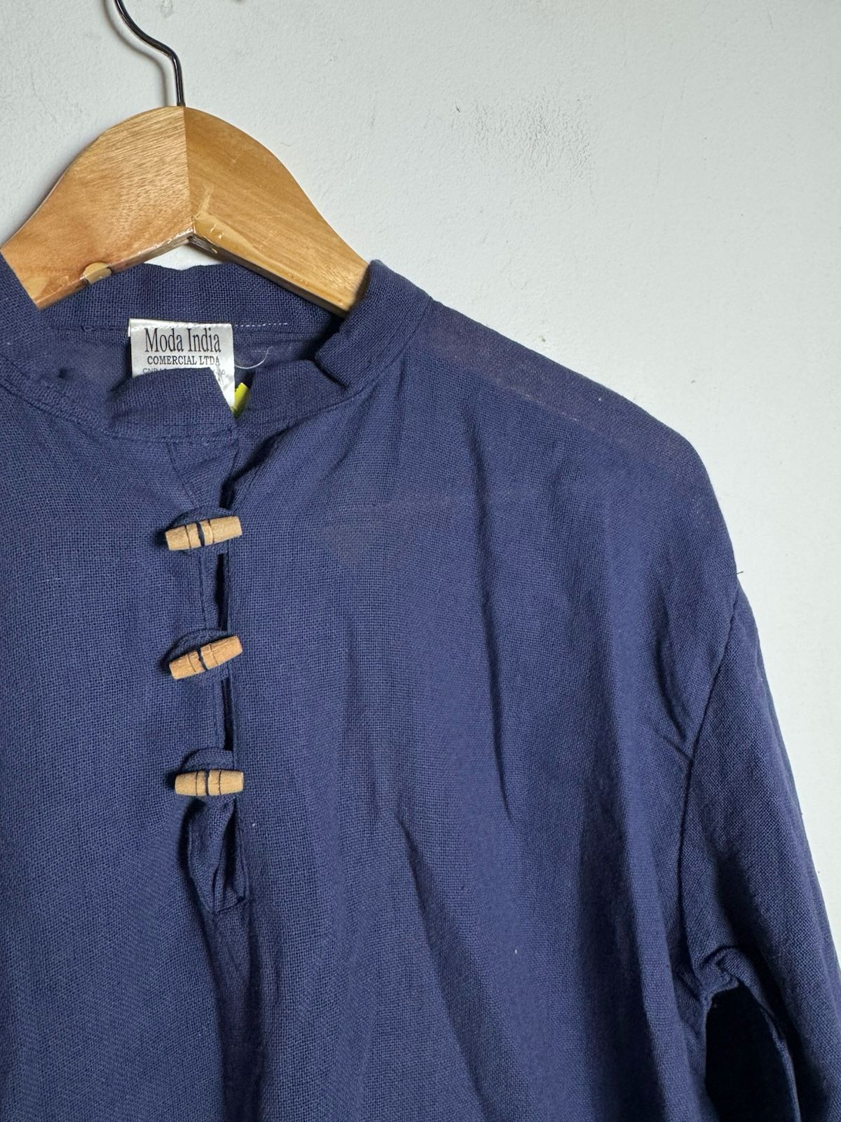 Camisa Feminina Azul Marinho de Algodão com Gola Padre e Botões de Madeira – Mandala Rara – tam U - Imagem 2