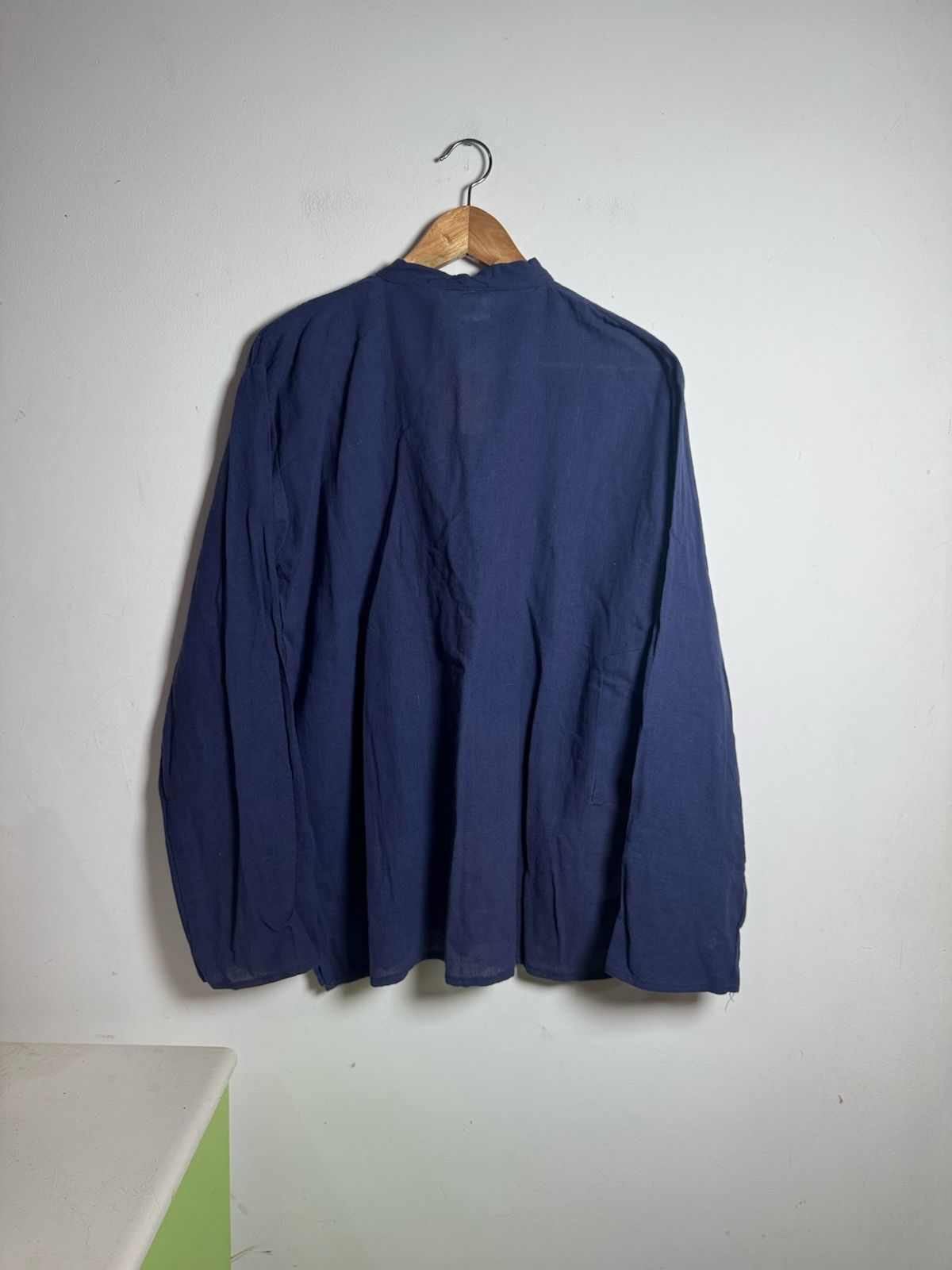 Camisa Feminina Azul Marinho de Algodão com Gola Padre e Botões de Madeira – Mandala Rara – tam U - Imagem 3