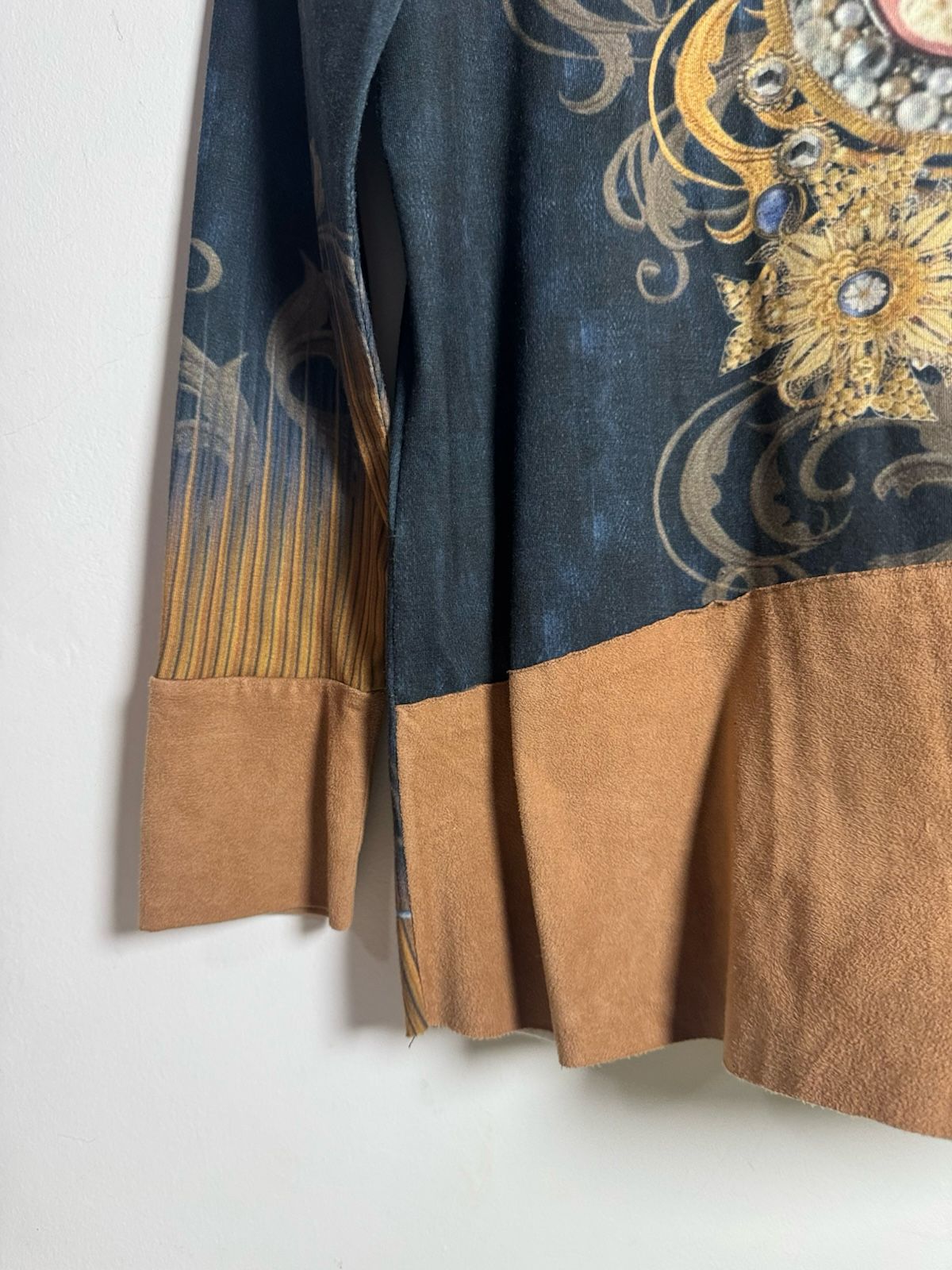 Camisa de Manga Comprida com Estampa Barroca e Detalhes em Marrom e Azul – tam P - Imagem 4