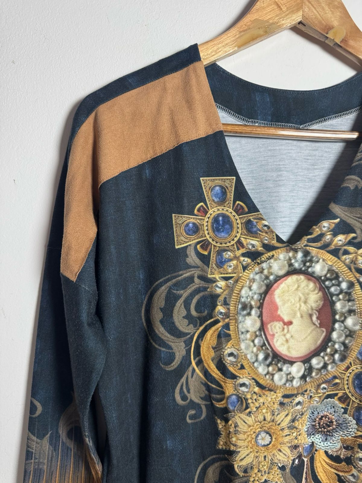 Camisa de Manga Comprida com Estampa Barroca e Detalhes em Marrom e Azul – tam P - Imagem 5